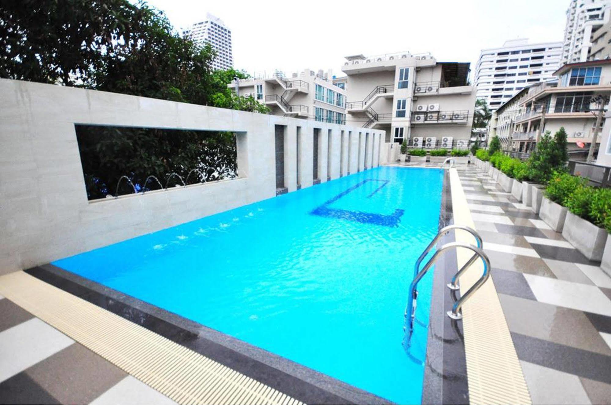 Parinda Hotel Bangkok Exterior photo